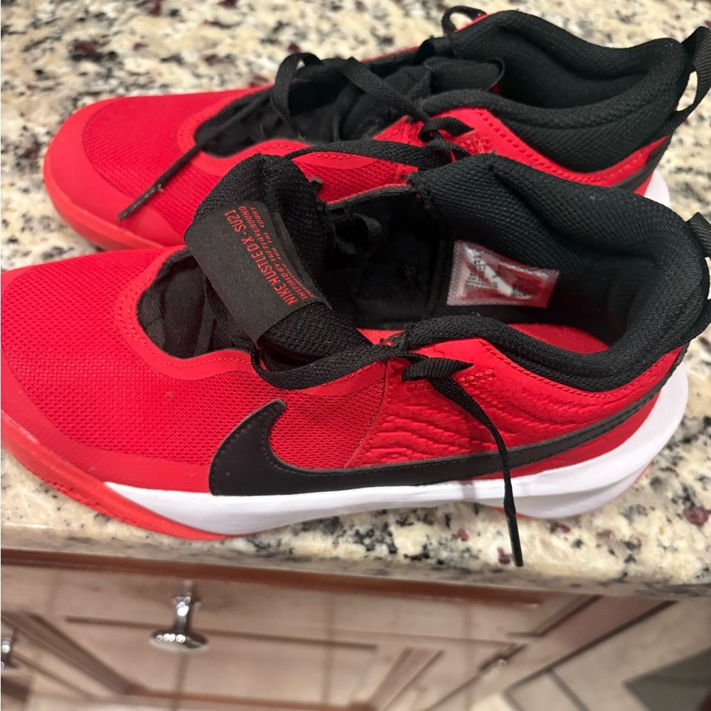 Brand New Nike Boys Hustle DX Red and Black Sneakers size 4Y